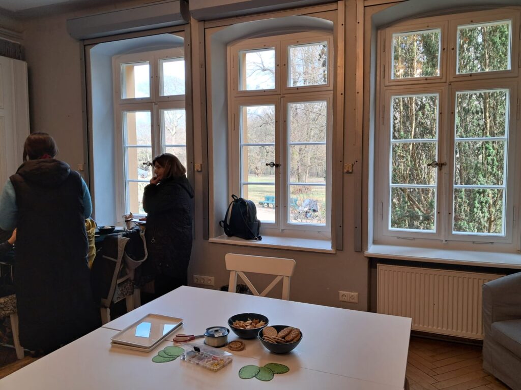 Ein Tisch mit verschiedenen Bastelsachen in einem großen Raum