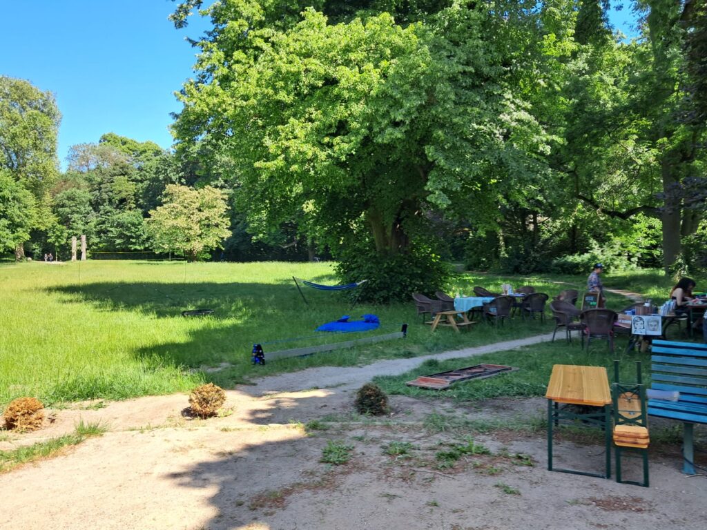 Auf einer Wiese stehen Stühle und Tische sowie Spiele.