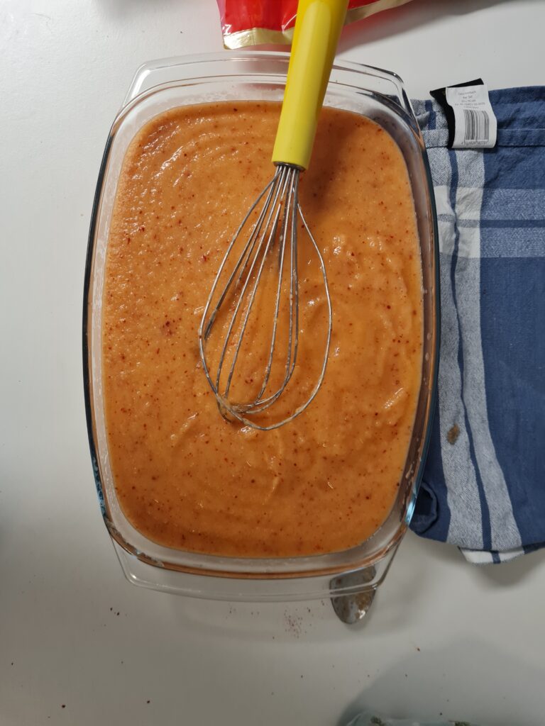 Eine Schüssel mit Gewürzpaste steht auf einem Tisch.