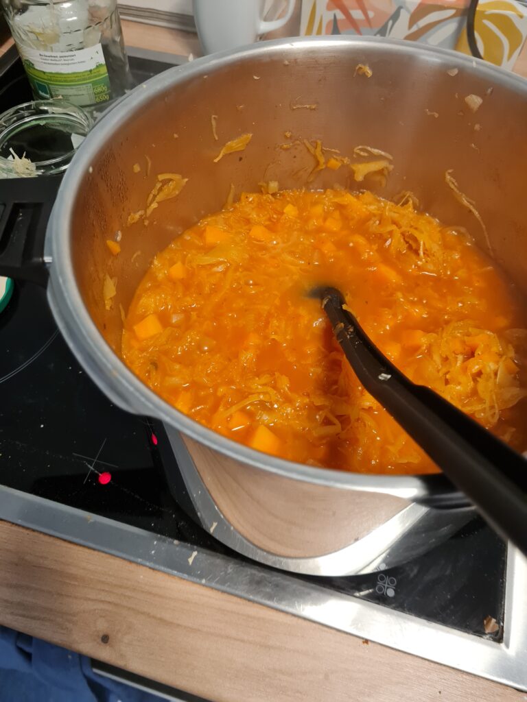 Ein Topf mit Suppe steht auf einem Herd.